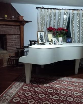Pianoforte scenografico per incasso tastiera