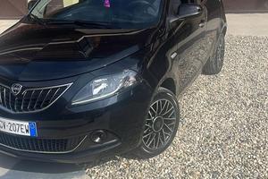 Lancia ypsilon 1.0 firefly hibryd platino