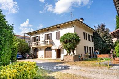 Villa di 205 m² con più di 5 locali e box auto a C