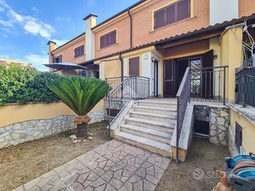 VILLA A SCHIERA A ROMA