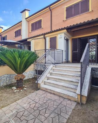 VILLA A SCHIERA A ROMA