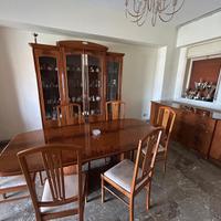 Elegante sala da pranzo in legno lucido come nuova