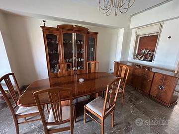 Elegante sala da pranzo in legno lucido come nuova