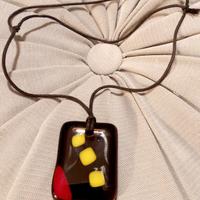 Ciondolo in vetro nero con laccio regolabile 