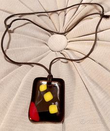 Ciondolo in vetro nero con laccio regolabile 