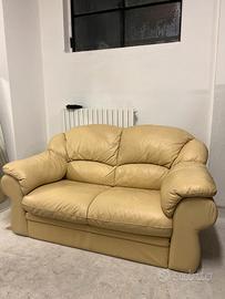 Divano vera pelle color ocra chiaro