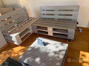 Set, composto da 2 panche e un tavolino