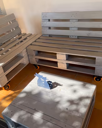 Set, composto da 2 panche e un tavolino