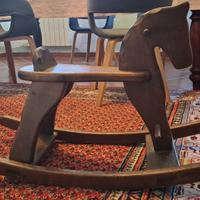 Cavallo a dondolo in legno