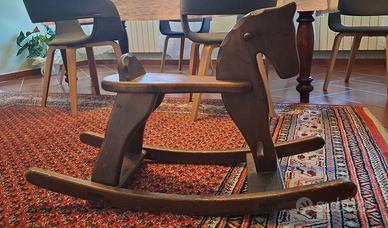 Cavallo a dondolo in legno