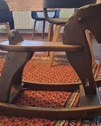 Cavallo a dondolo in legno