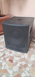 Subwoofer attivo Behringer Eurolive B1200D-PRO.  -