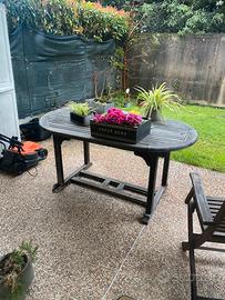 Tavolo in legno da giardino