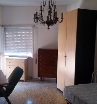 camera in appartamento di 4 camere