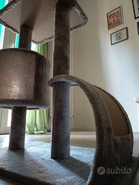 Tiragraffi per gatti con tana in peluche