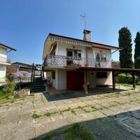 CASA SINGOLA CON PORTICATO ESTERNO