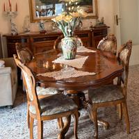 Tavolo e sedie stile barocco