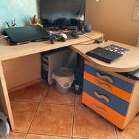 Scrivania angolare con cassettiera