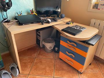 Scrivania angolare con cassettiera