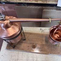 Alambicco distillatore da 2 litri,  base in legno