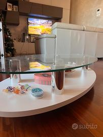 Tavolino con ripiano in vetro per salotto