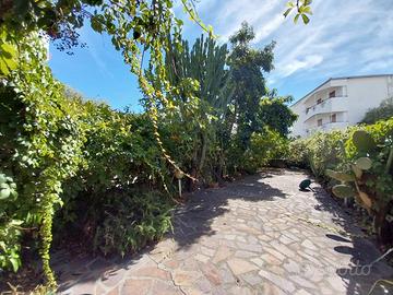 Ampio appartamento con corte 150 mt dal mare