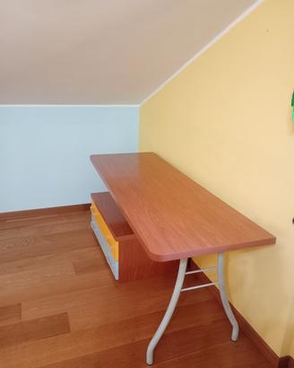 scrivania e mensole 