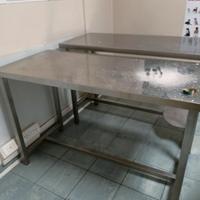 Due tavoli in acciaio