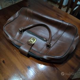 Elegante valigia vintage in pelle.