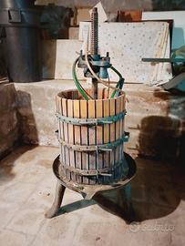 Torchio vino in legno, damigiane e tino inox