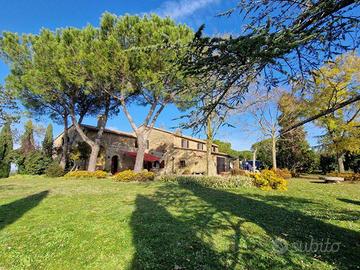 Rustico / Casale di 500 m² con più di 5 locali e b