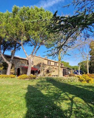 Rustico / Casale di 500 m² con più di 5 locali e b