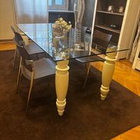 Tavolo di design in vetro