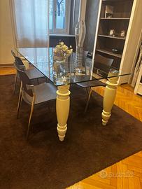 Tavolo di design in vetro