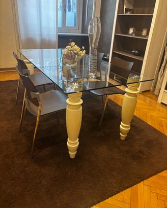 Tavolo di design in vetro