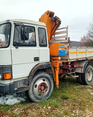 Autocarro fiat iveco 135-17 con gru effer