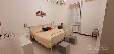 Letto per degenza a due manovelle