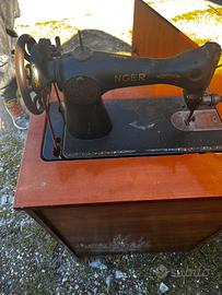 Macchina  Vintage Necchi da collezione