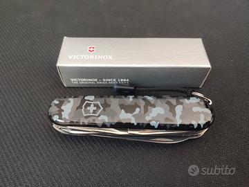 Victorinox Huntsman navy camo 