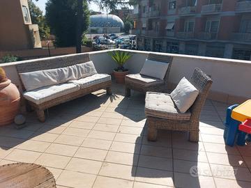 divano con poltrone in rattan intrecciato  