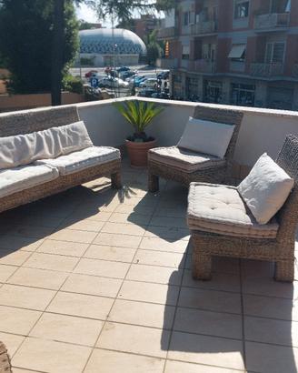divano con poltrone in rattan intrecciato  