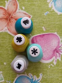 4 perforatrici per carta+9 stampini ad inchiostro