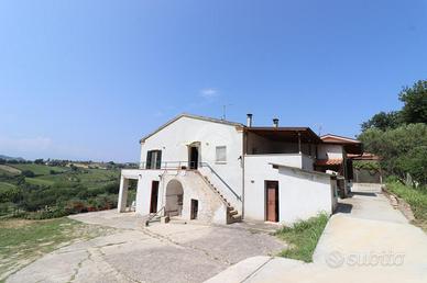 5 LOCALI A TORREVECCHIA TEATINA