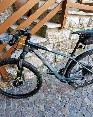 MOUNTAIN  BIKE CUBE telaio in CARBONIO