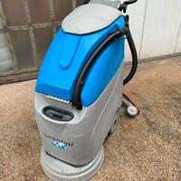 Lavasciuga pavimenti a batteria con trazione