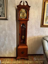 Orologio a pendolo a colonna