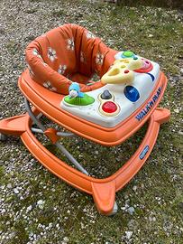 Girello per bambino arancione con giochi