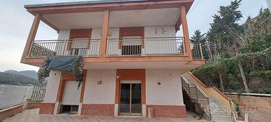 Villa con 2 unità immobiliari - Via Linea Ferrata