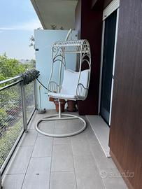 Sedia sospesa in rattan bianco con supporto
