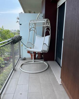 Sedia sospesa in rattan bianco con supporto